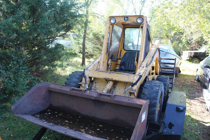 lot 16 image: John Deere 675B Skid Steer End Loader