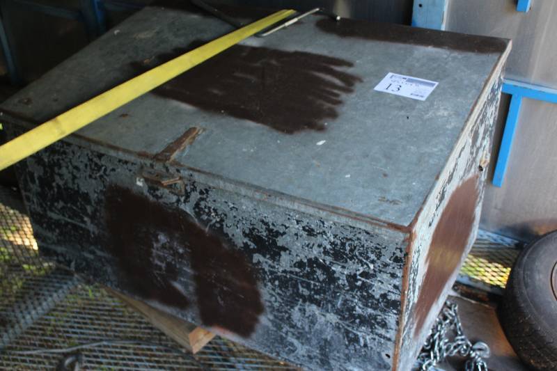 lot 13 image: Metal Bed Box