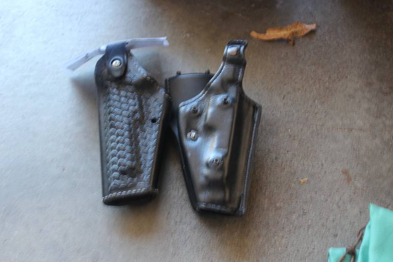 lot 31 image: Lot of (2) Leather Hand Gun Holsters