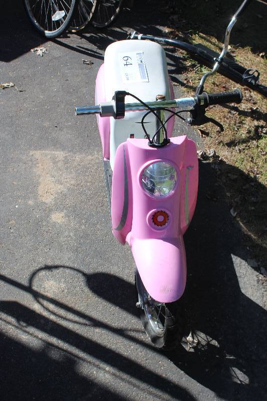 lot 64 image: Pink Razor Scooter
