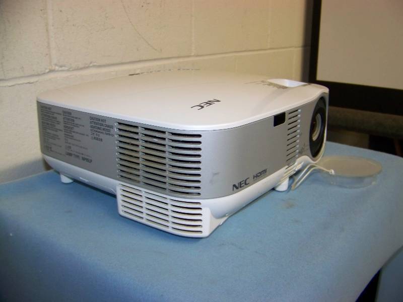 lot 18 image: NEC, NP905, LCD Projector