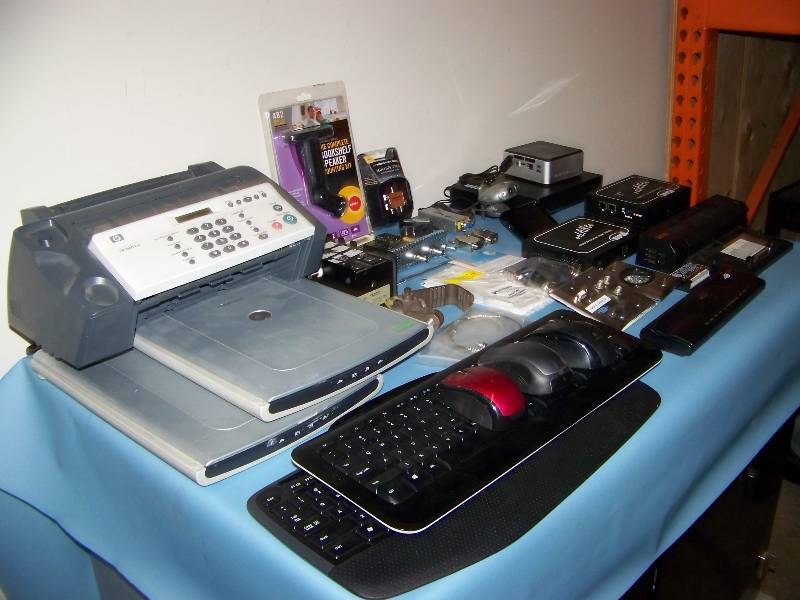 lot 63 image: Large, miscellaneous lot of Audio, Video and Computer Items