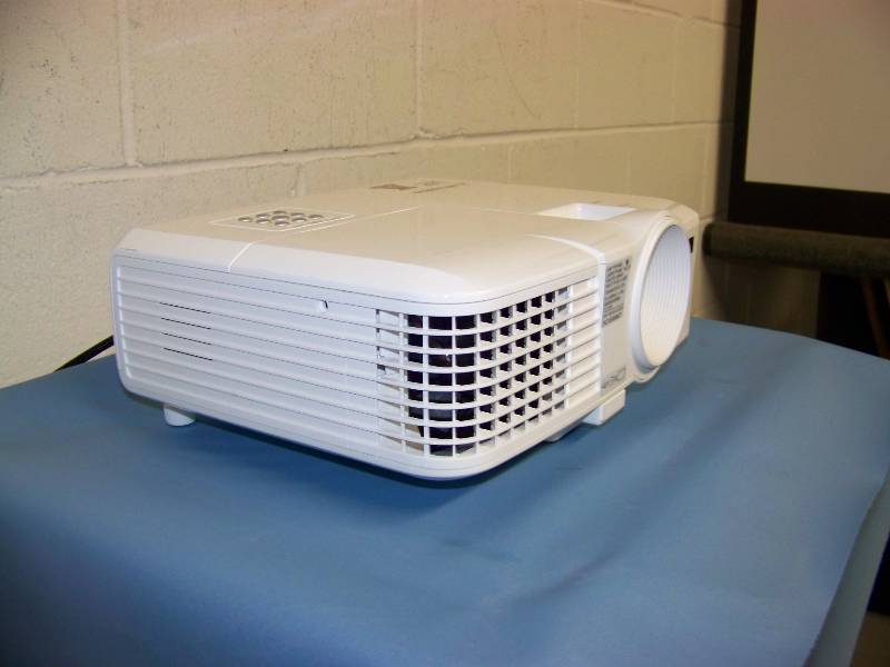 lot 7 image: Mitsubishi, EX240U, DLP Projector with HDMI Input