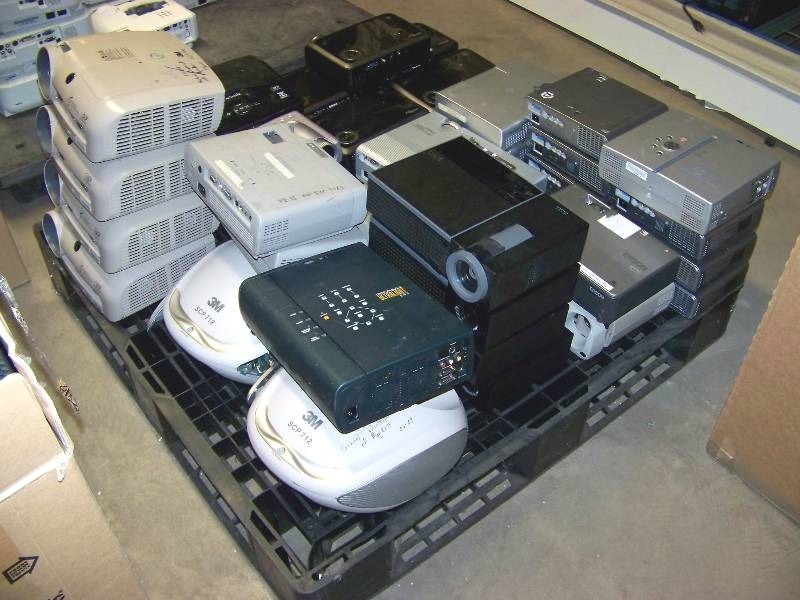 lot 23 image: (25) Projectors for PARTS  REPAIR