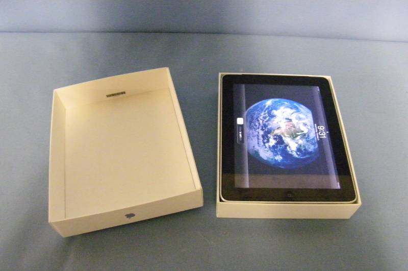 lot 5 image: Apple 32GB iPad (1st Generation) with 3G  AT&T Wi-Fi