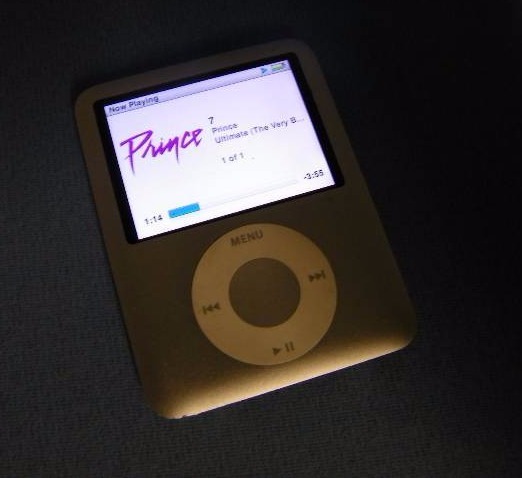 lot 7 image: Apple iPod 4GB (3rd Generation) Silver Nano