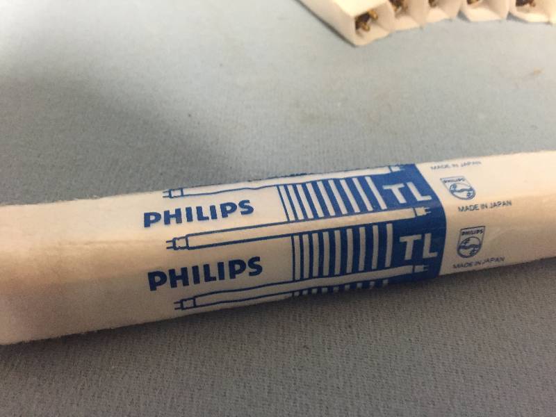 lot 28 image: Lot of 12 New Philips F8T5CW 8-Watt Fluorescent LampsBulbs
