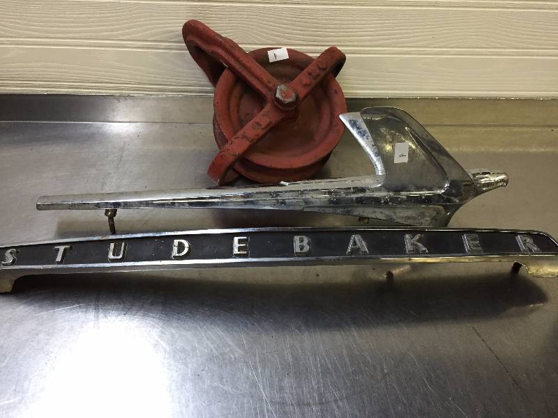 lot 9 image: STUDEBAKER EMBLEM, EAGLE HOOD ORNAMENT
