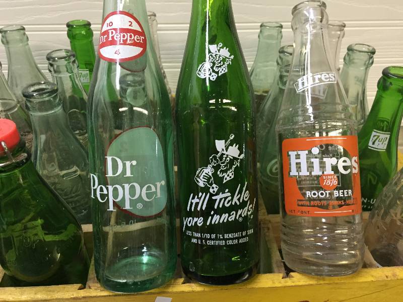 lot 17 image: VINTAGE COCA COLA WOODEN CRATE AND POP BOTTLES 7-UP, MOUNTAIN DEW, DR PEPPER 10-2-4, SQUIRT