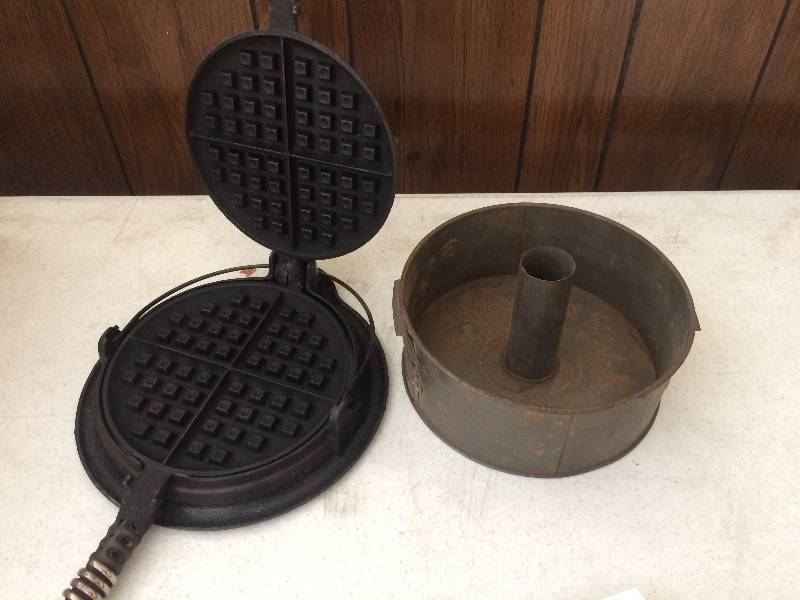 lot 5 image: Waffle Maker and Cake Pan