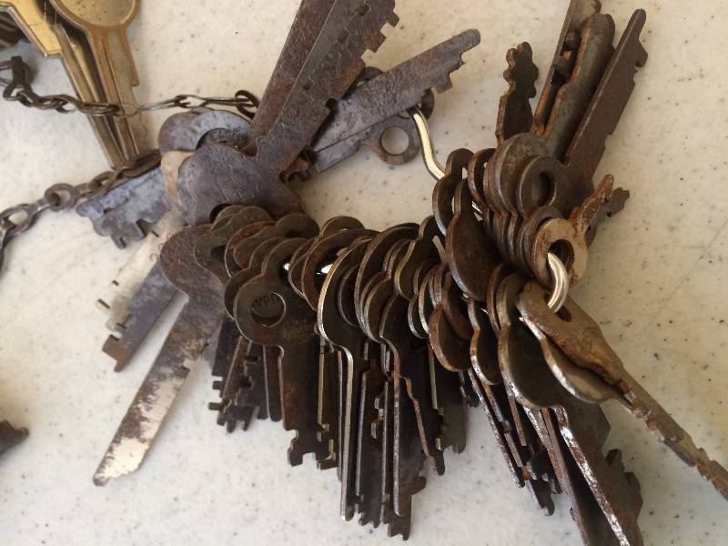 lot 20 image: Keys