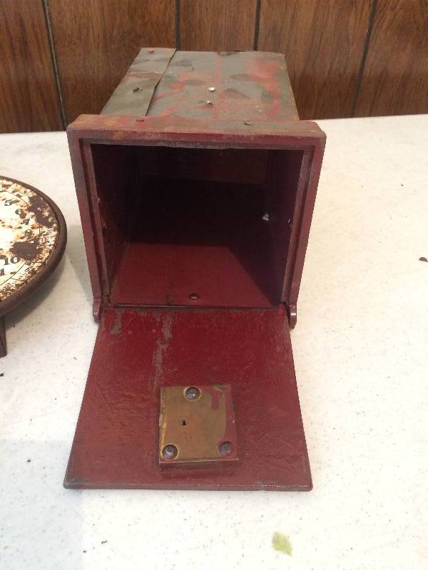 lot 26 image: Scale and Mail Box