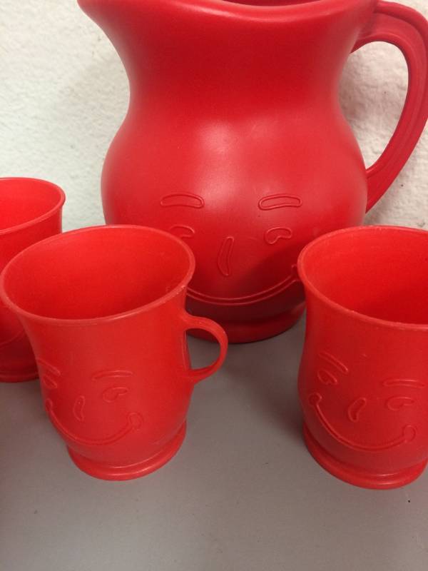 lot 99 image: Kool Aid PitcherCup Set