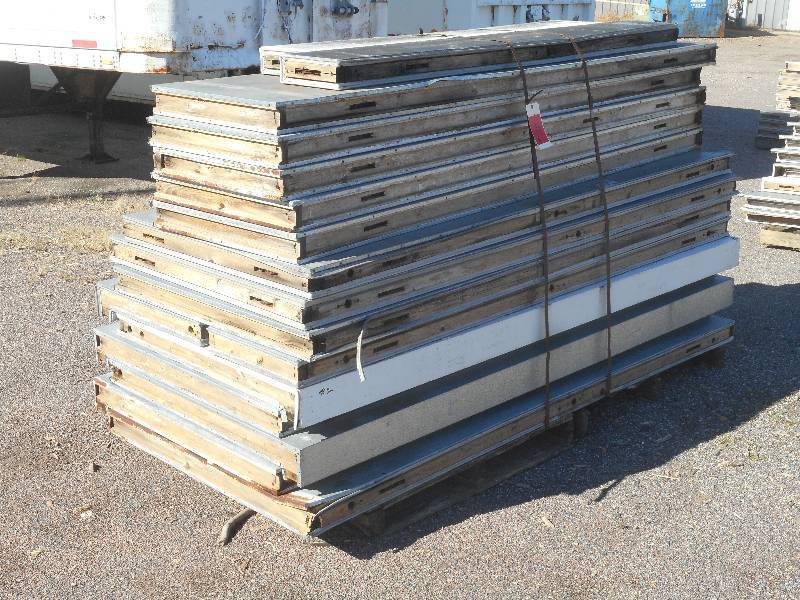 lot 20 image: (15) Commercial Walk-In Cooler Panels