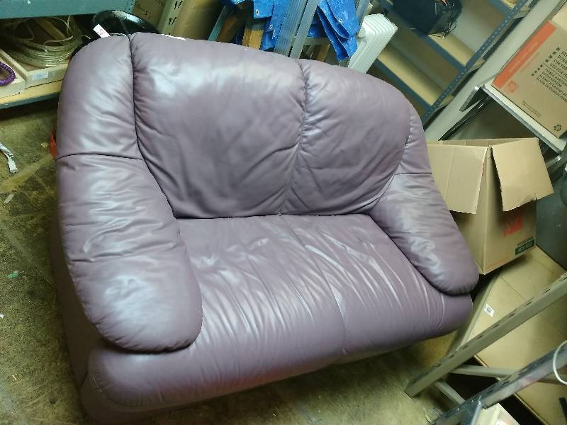 lot 39 image: Mauve Love Seat