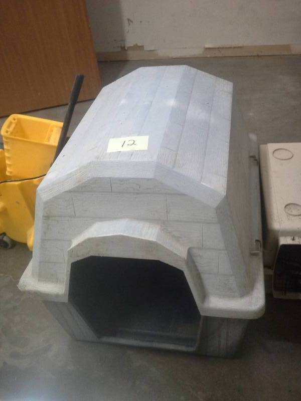 lot 12 image: Dog Kennel