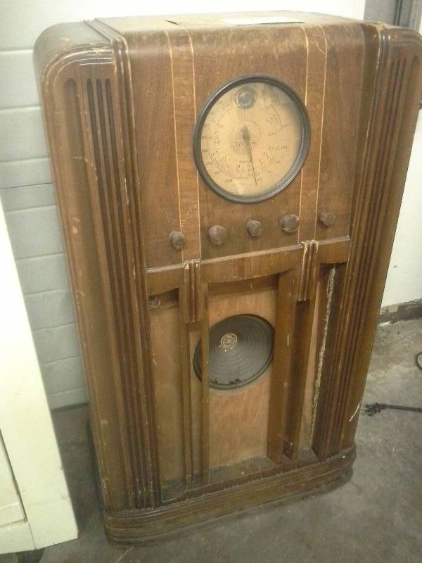 lot 14 image: Antique Radio