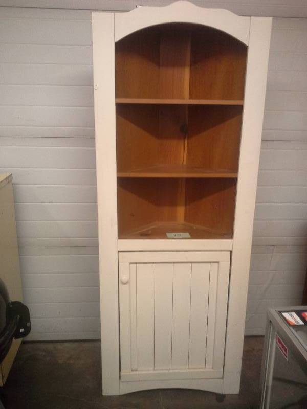 lot 15 image: Corner Hutch