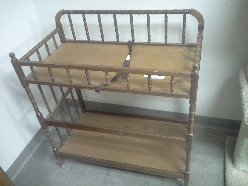lot 22 image: Changing Table
