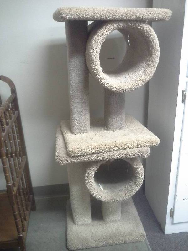 lot 23 image: Cat Carpet Play Stands(2)