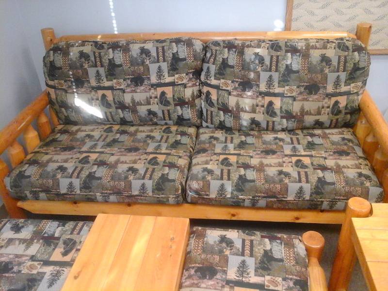 lot 105 image: Living Room Set
