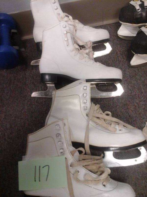 lot 117 image: Figure Skates(2)