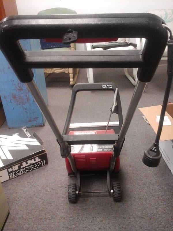 lot 135 image: Toro Electric Snow Blower