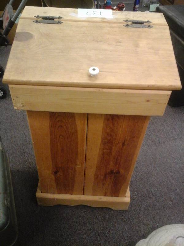 lot 137 image: Wood Laundry Hamper