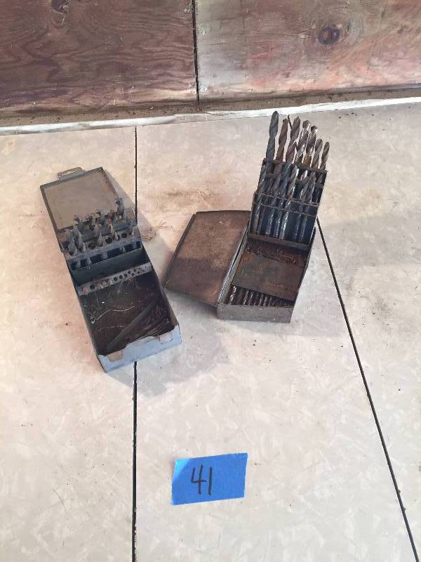 2 DRILL SETS AND SOME IMPACT SOCKETS
