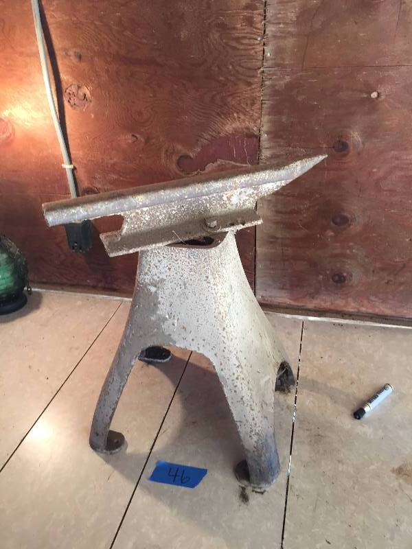 ANVIL ON STAND VERY STURDY