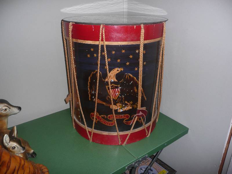 lot 5 image: VINTAGE FOLK ART AMERICANA DRUM TABLE WITH GLASS TOP - VERY UNIQUE