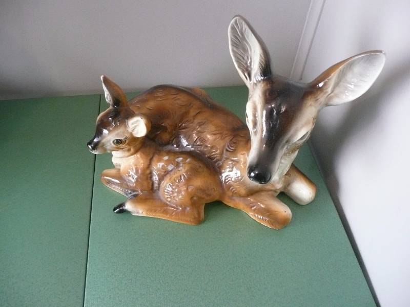 lot 7 image: 1970s ERA COMPOSITE DEER STATUE - VERY NICE PIECE - APPROX 15IN LONG 13IN HIGH