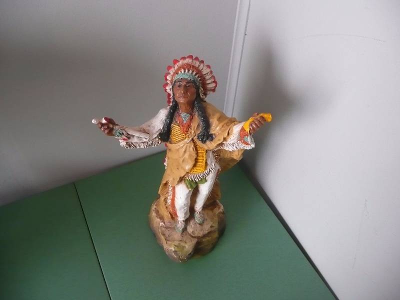 lot 12 image: VINTAGE 1981 INDIAN STATUE CIGAR STORE UNIVERSAL STATUARY NATIVE AMERICAN 1981 - 17IN HIGH