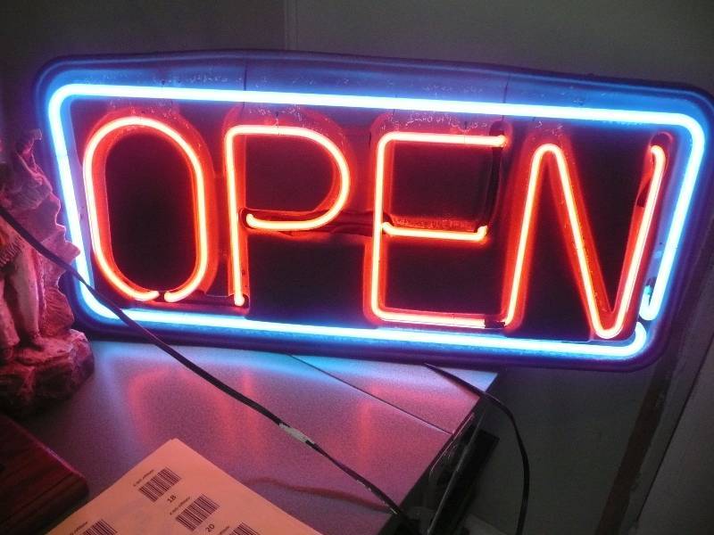 lot 21 image: LARGE NEON OPEN LIGHTSIGN APPROX  36IN WIDE BY 16IN HIGH