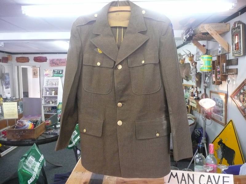 lot 37 image: VINTAGE MILITARY COAT - VERY GOOD CONDITION FOR ITS AGE - SEE PICTURES