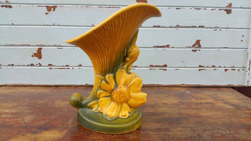 lot 55 image: Roseville Pottery Peony Cornucopia