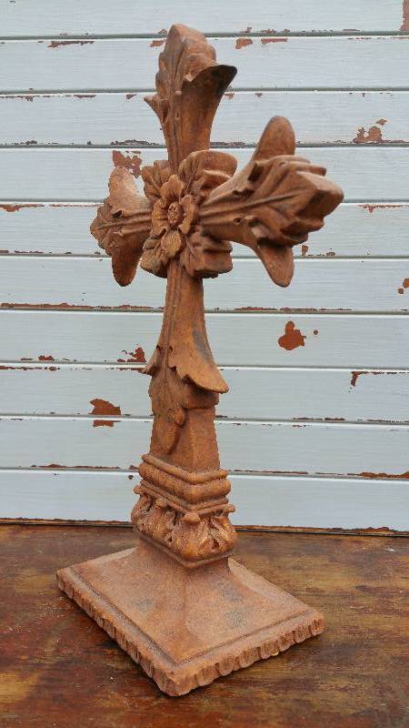 lot 67 image: Antique Styled Resin Cross