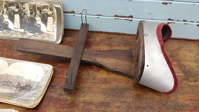 lot 71 image: Antique Stereograph Viewer w Cards