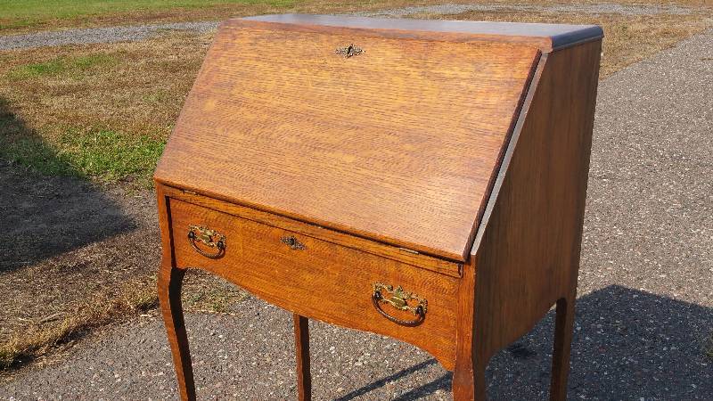 lot 25 image: Antique Oak Queen Anne Desk