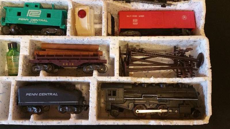 lot 100 image: Vintage Marx Big Rail Train Set