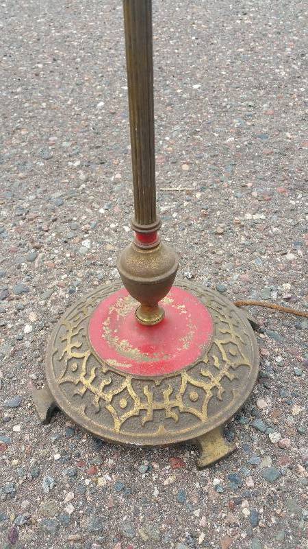 lot 111 image: Vintage Smokers Lamp