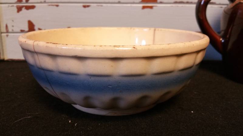 lot 112 image: Vintage Advertising Bowl & McCoys Bean Pot