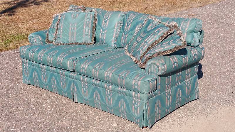 lot 27 image: Henredon Sofa