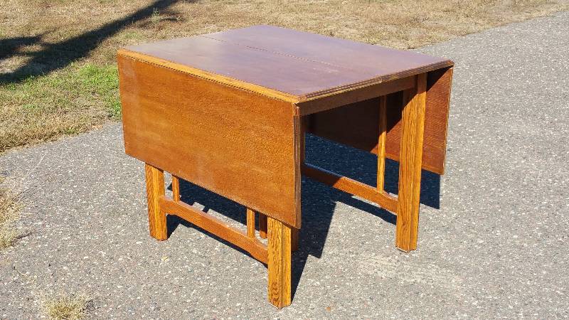 lot 8 image: Vintage Oak Gate Leg Table