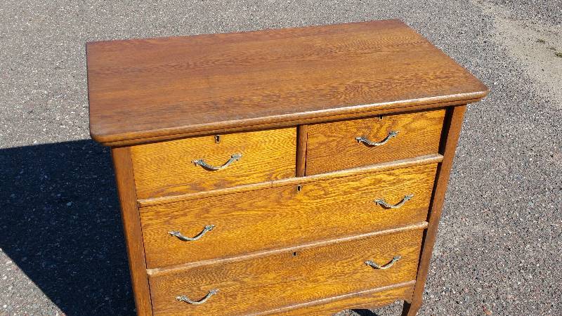 lot 3 image: Gorgeous Antique 4-Drawer Oak Dresser