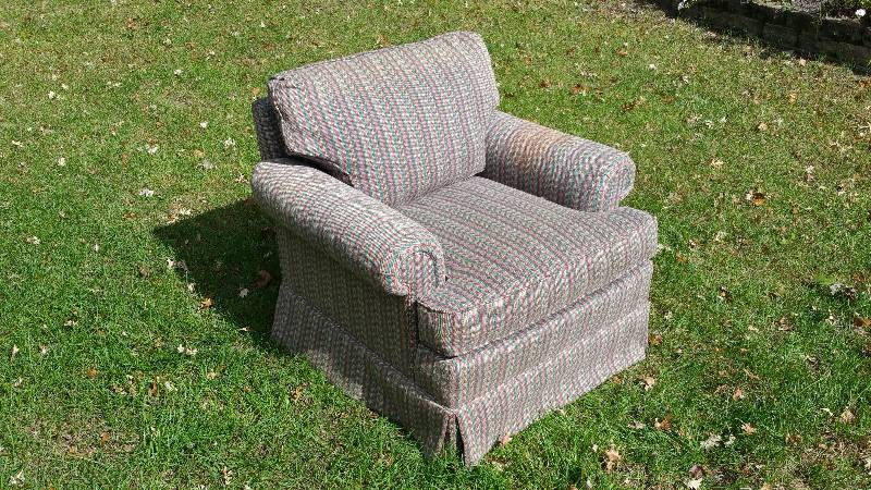 lot 28 image: Henredon Reading Chair