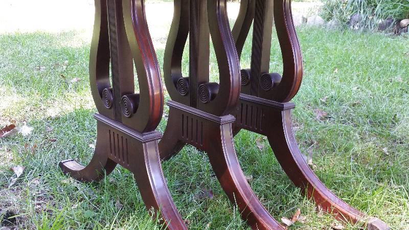 lot 4 image: Duncan Phyfe Mahogany Triple Pedestal Drop Leaf Dining Table