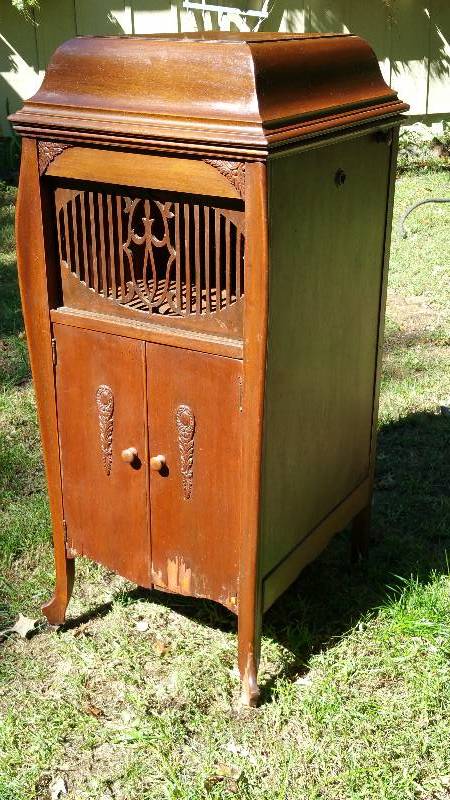 lot 5 image: Antique Universal Floor Record Player