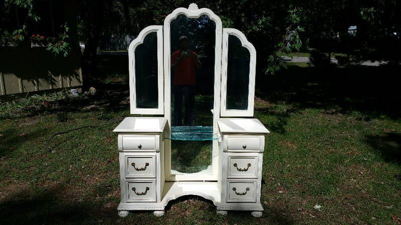 lot 15 image: Vintage Gentlemens Dresser