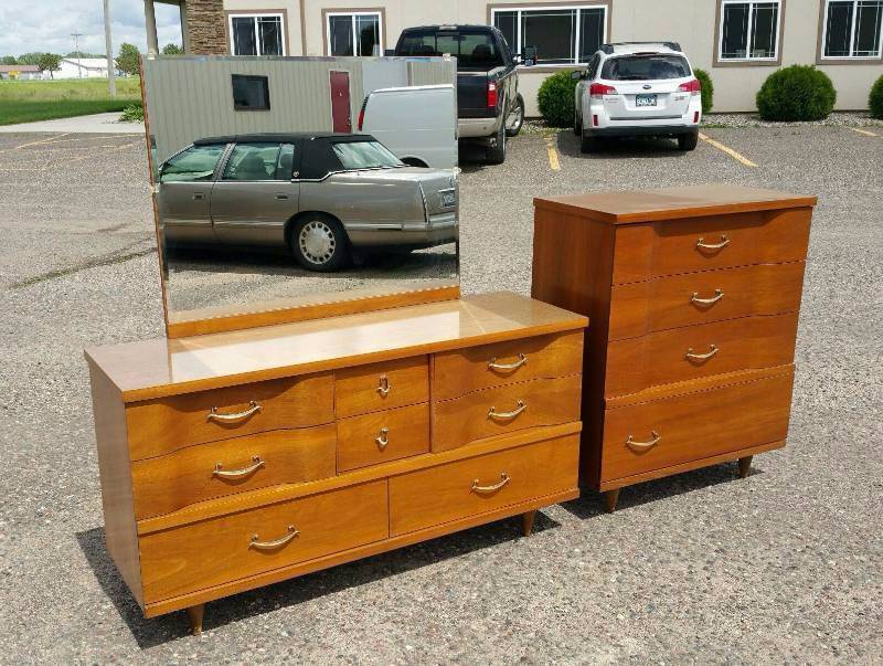lot 16 image: Johnson-Carper Mid-Century Moden Dresser Set